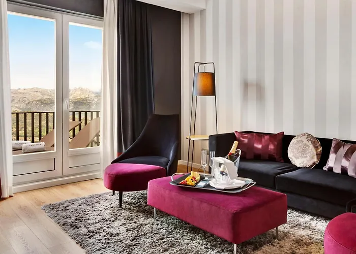 Отель Catalonia Reina Victoria 4*