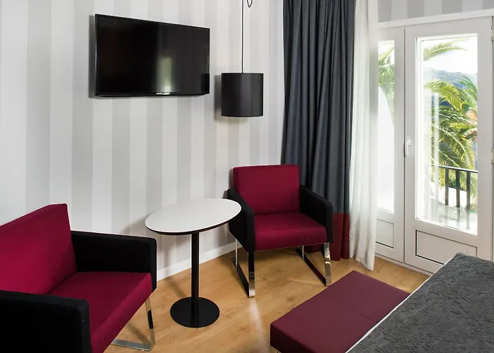 雷纳维多利亚加泰罗尼亚酒店 酒店 龙达