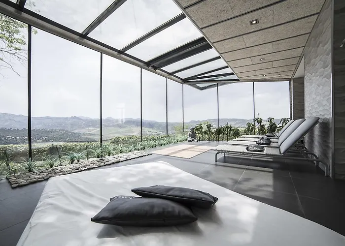 雷纳维多利亚加泰罗尼亚酒店 酒店 龙达